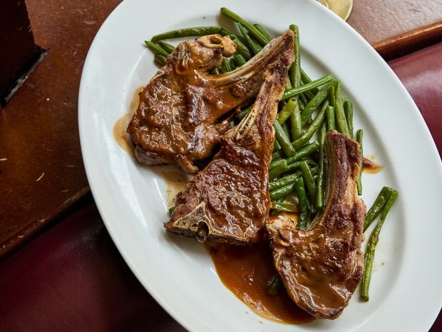 L'Alsace Côtes d’agneau grillées au thym, haricots verts, jus d’agneau
