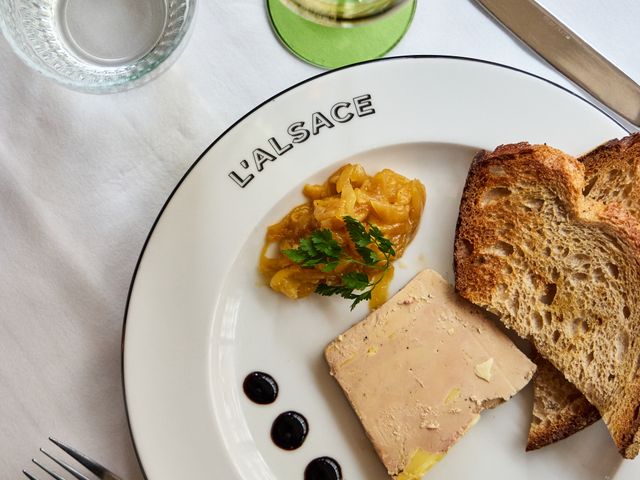 L'Alsace Foie gras de canard français mi-cuit au Gewurztraminer chutney de fruits, pain grillé