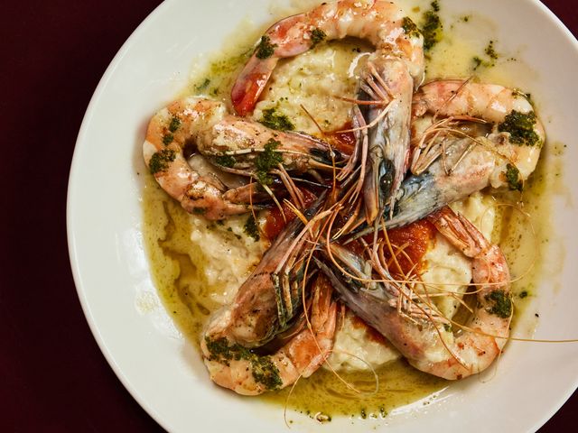 L'Alsace Gambas rôties en persillade beurre blanc à la tomate, risotto crémeux au parmesan