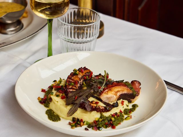 L'Alsace Poulpe rôti, vierge de légumes, purée de pommes de terre au beurre