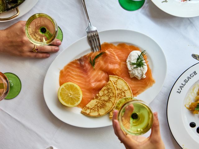 L'Alsace Saumon fumé d’Écosse, crème à l’aneth, blini