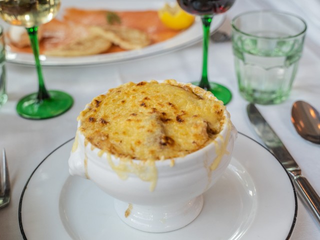 L'Alsace Soupe à l'oignon gratinée à la parisienne