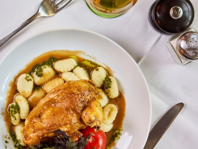 L'Alsace Suprême de volaille française rôti au citron, gnocchi basilic, jus de volaille